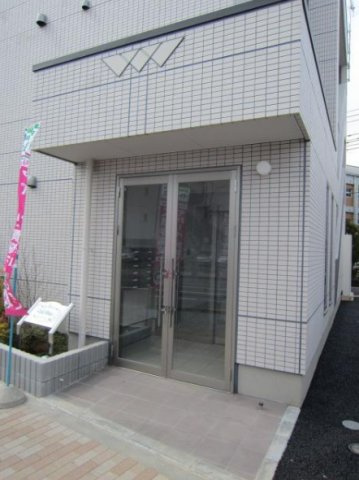 稲城市矢野口の賃貸マンションのエントランス