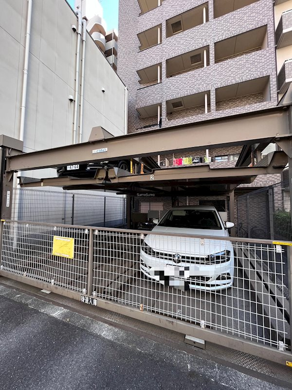 プレサンス千日前通の駐車場