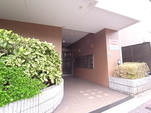 アルパ三宮のエントランス