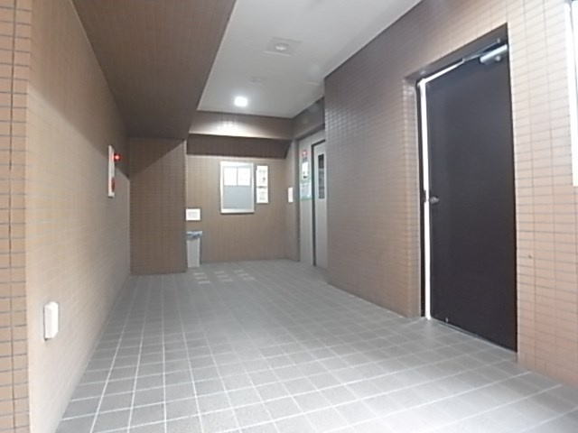 アルパ三宮のロビー