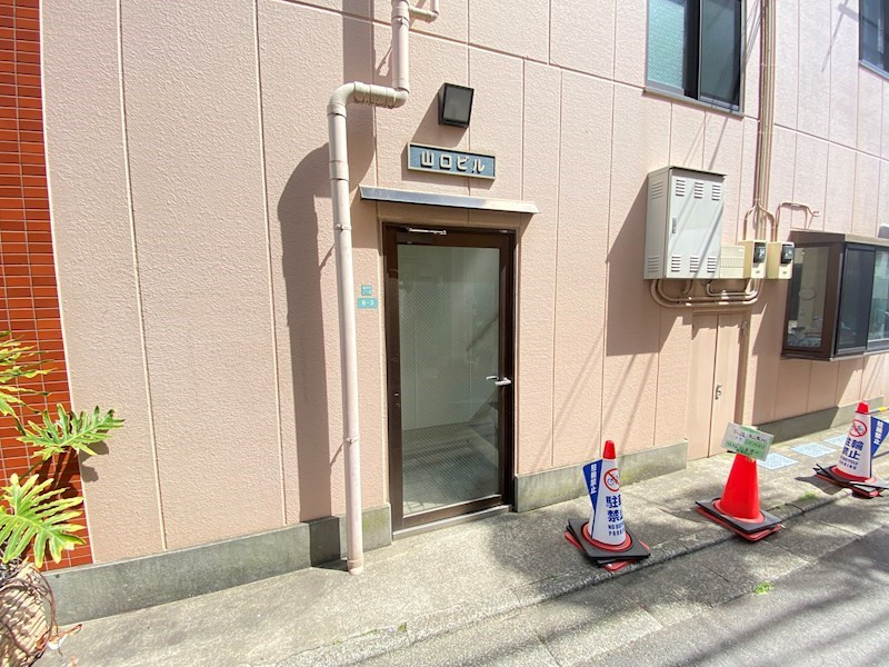 山口ビルのエントランス