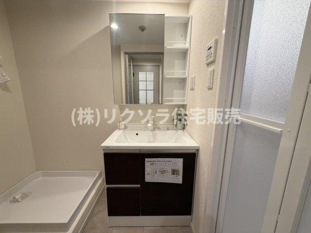 寝屋川日光ハイツの独立洗面台|シャワー付き洗面化粧台
■物件内覧・資金計画相談・住宅ローン相談、リフォーム相談、お問合せ受付中■
※当日・翌日のご内覧、ご相談はお電話でのお問合せがスムーズです！