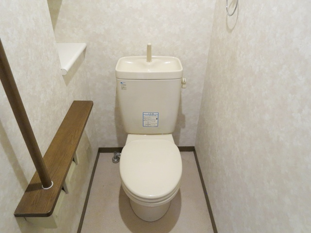 パレソレイユのトイレ|手すり・収納スペース付きのトイレです☆