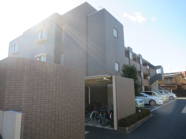 パレソレイユの外観|駐車場側から見た外観です♪