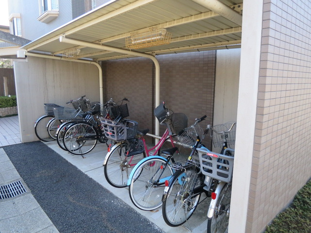 パレソレイユのその他共用部分|屋根つきの駐輪スペース♪