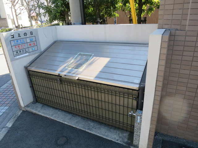 パレソレイユのその他共用部分|駐輪場手前にあるゴミ捨て場です♪
