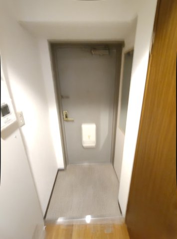 エスリード三宮の玄関