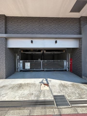 ロイスグラン神戸下沢通の駐車場