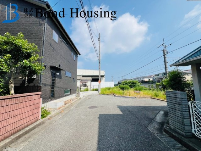 築3年の築浅物件　魚住町西岡　中古戸建の前面道路含む現地写真