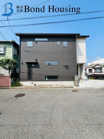 築3年の築浅物件　魚住町西岡　中古戸建の駐車場