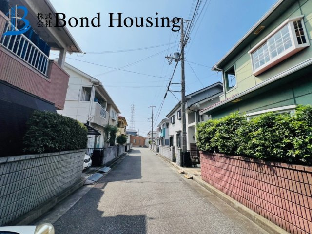 築3年の築浅物件　魚住町西岡　中古戸建の前面道路含む現地写真