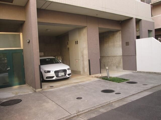 日神デュオステージ新宿若松町の駐車場