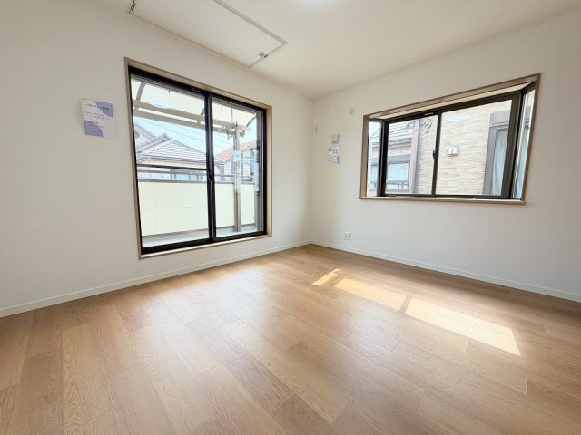 三郷市彦成1丁目　中古戸建の洋室|バルコニーに面した明るい洋室7帖・主寝室としていかがでしょう