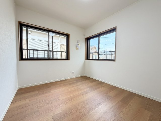 三郷市彦成1丁目　中古戸建の洋室|2面採光の明るい洋室5.2帖