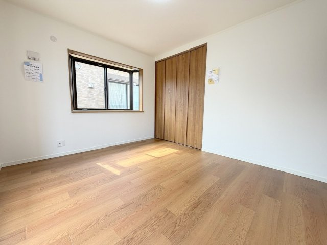 三郷市彦成1丁目　中古戸建の洋室|クローゼット付きの洋室7帖・主寝室としていかがでしょう