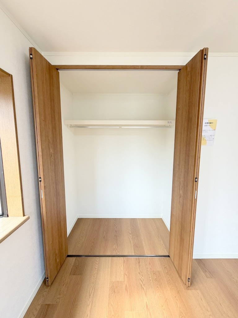 三郷市彦成1丁目　中古戸建の収納|大切な衣類を収納できるクローゼット完備