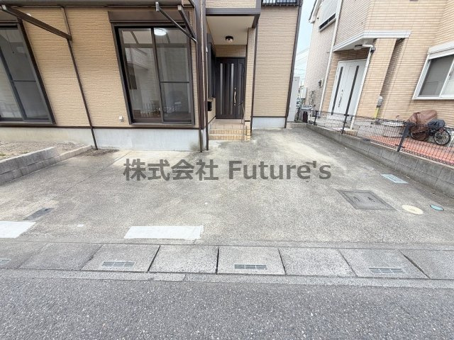 三郷市彦成1丁目　中古戸建の駐車場|家族の車＋来客用にも便利な2台駐車可能