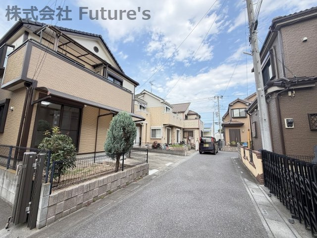 三郷市彦成1丁目　中古戸建の前面道路含む現地写真|前面道路含む現地写真です。