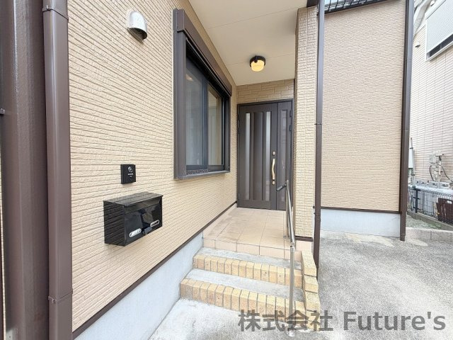三郷市彦成1丁目　中古戸建のエントランス|玄関アプローチ
