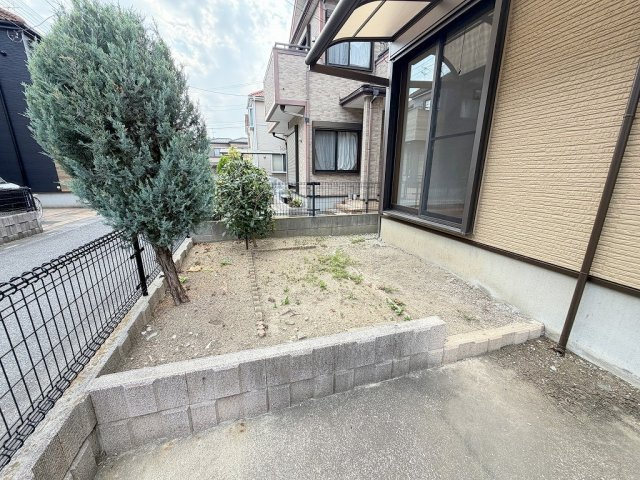三郷市彦成1丁目　中古戸建の庭|ガーデニングやお子様のプールも楽しめるお庭付きです