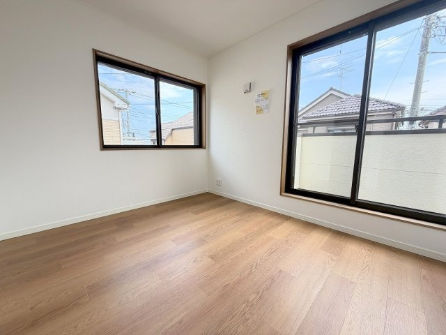 三郷市彦成1丁目　中古戸建の洋室|バルコニーに面した明るい洋室5.2帖