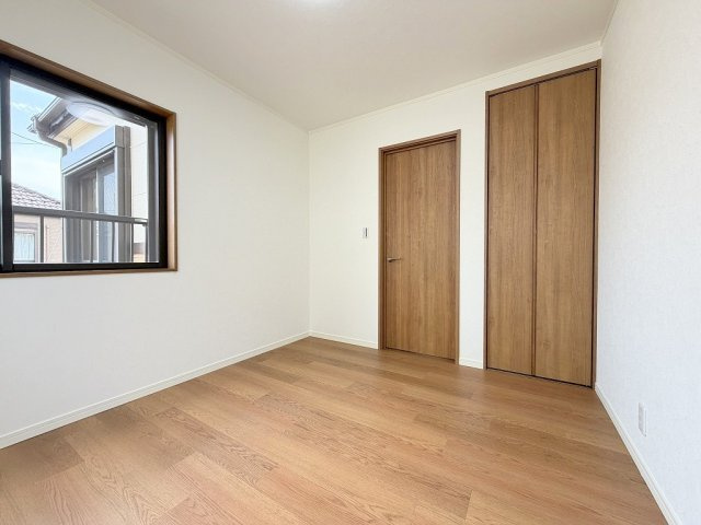 三郷市彦成1丁目　中古戸建の洋室|クローゼット完備の洋室5.2帖・子供部屋としていかがでしょう