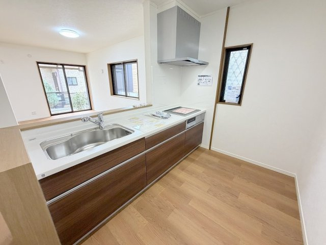 三郷市彦成1丁目　中古戸建のキッチン|火を使わないIHクッキングヒーターで、小さなお子さまのいるご家庭にも安心