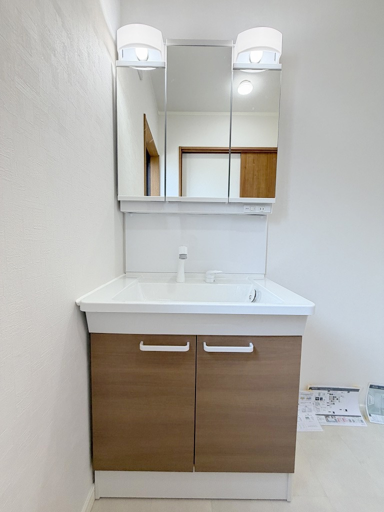 三郷市彦成1丁目　中古戸建の独立洗面台|三面鏡付きシャワードレッサーで朝の準備も快適