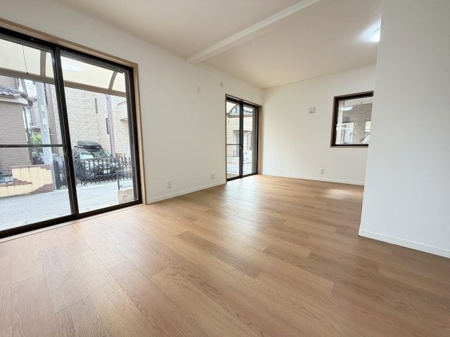 三郷市彦成1丁目　中古戸建の居間・リビング|家族団らんで過ごすリビングは15帖の広さを確保