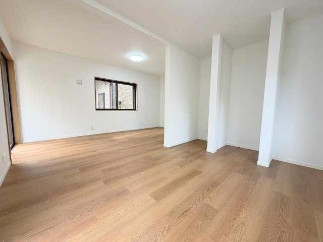 三郷市彦成1丁目　中古戸建の居間・リビング|ソファやダイニングセットを置いてもゆとりのある15帖のリビング