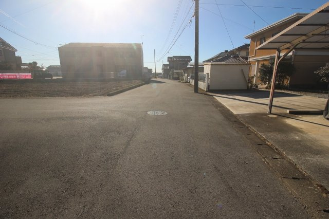 栃木市新井町の前面道路含む現地写真|敷地（北側）から南側公道を撮影