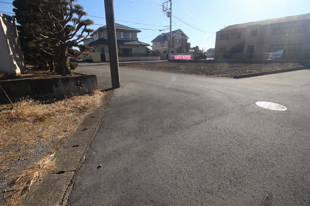 栃木市新井町の前面道路含む現地写真|敷地（北側）から南側公道と東側公道を撮影