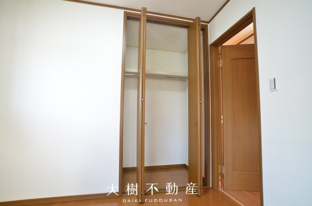 【洋室】 | 綾瀬市落合北5丁目　中古戸建て【仲介手数料無料】 | 2階　洋室3（5.2帖）クローゼット
