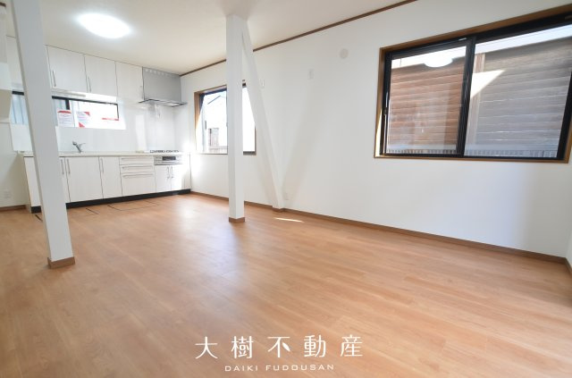 【居間・リビング】 | 綾瀬市落合北5丁目　中古戸建て【仲介手数料無料】