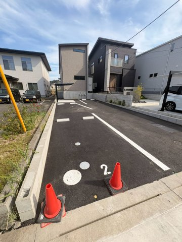 メゾンドスリー東郷春木の駐車場