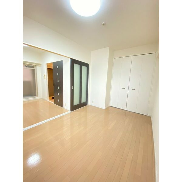 フロンティアタワー九条Ⅲの洋室