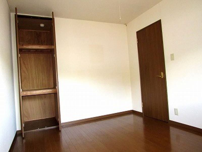 レジデンス朋の内装|洋室にも収納がしっかりあります。