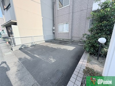 ボンアーデル壱番館の駐車場