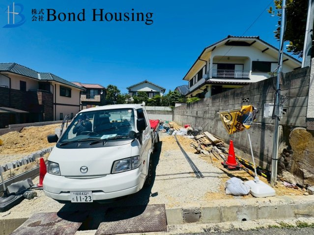 「LDK20帖以上」「並列2台駐車可」学が丘2期　2号棟の前面道路含む現地写真