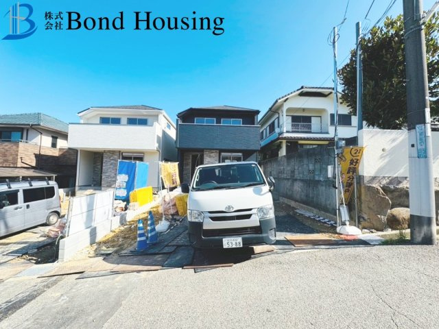 「LDK20帖以上」「並列2台駐車可」学が丘2期　2号棟の前面道路含む現地写真
