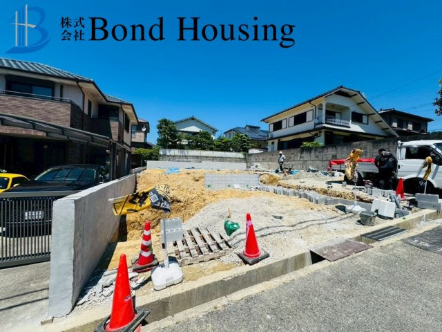 「小・中学校すぐ」「並列2台駐車可」学が丘2期　1号棟の前面道路含む現地写真