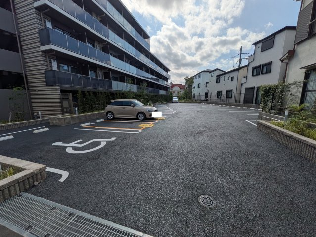 ジェノヴィア二子新地の駐車場