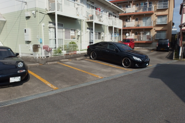 ファミール天野の駐車場