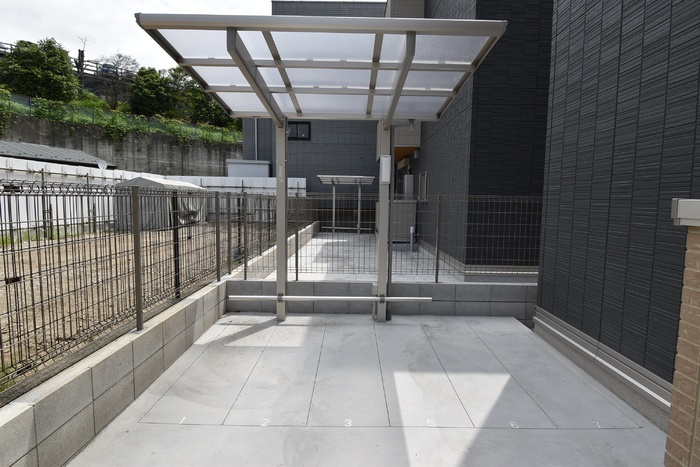 多摩市乞田のアパートの駐車場