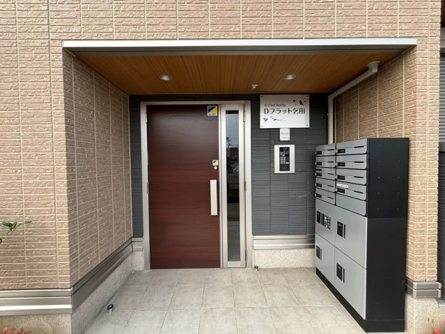 多摩市乞田のアパートのエントランス