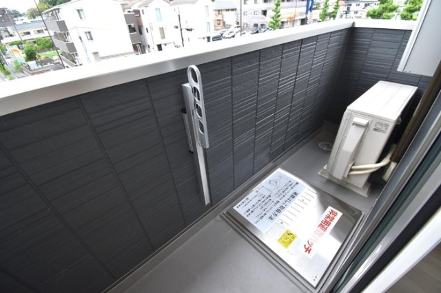 多摩市乞田のアパートのバルコニー