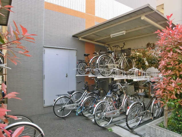 第１０シントウキョウビルのその他共用部分|屋根つきの駐輪スペースです♪