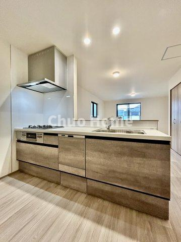 江戸川区北小岩6丁目新築分譲住宅のキッチン|ワイドで収納豊富なシステムキッチン
