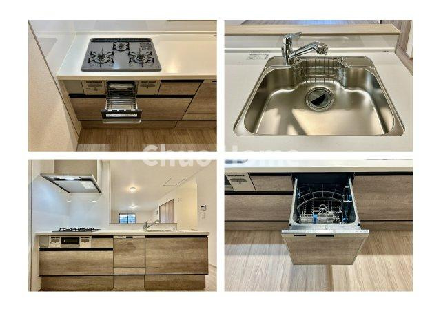 江戸川区北小岩6丁目新築分譲住宅のキッチン|【システムキッチン】ワイドで収納豊富な使い勝手の良いカウンターキッチンには、食洗器・伸縮タイプのキッチン水栓、三ツ口コンロ・魚焼きグリルなどの便利な設備が標準完備されています。