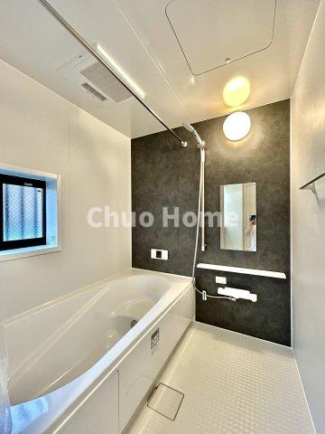 江戸川区北小岩6丁目新築分譲住宅の浴室|【バスルーム】暖房換気乾燥機付きシステムバスルーム。暖房・冷風・換気・乾燥など、毎日を快適に過ごせるうれしい機能が揃っています。雨の日の洗濯物も安心です。